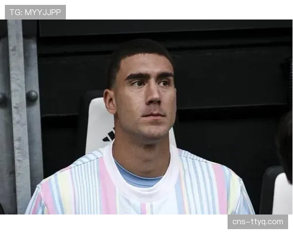 特写：伤愈复出即进球的弗拉霍维奇与看台上父亲的拥抱